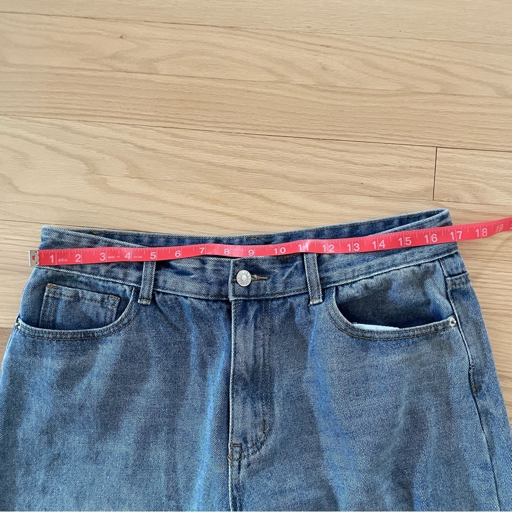 Pretty Little Thing High Rise Light Wash Distressed Baggy  Loose Jeans - Picture 4 of 10
